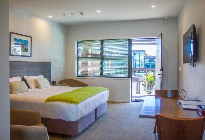 이그제큐티브 스튜디오, 850 Cameron Motel