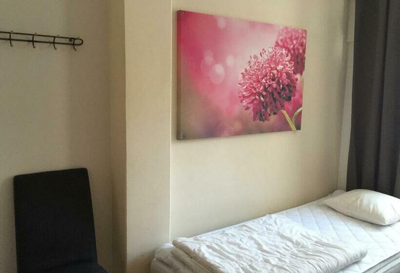 Quarto Estandar Banheiro Compartilhado, Linne Hostel