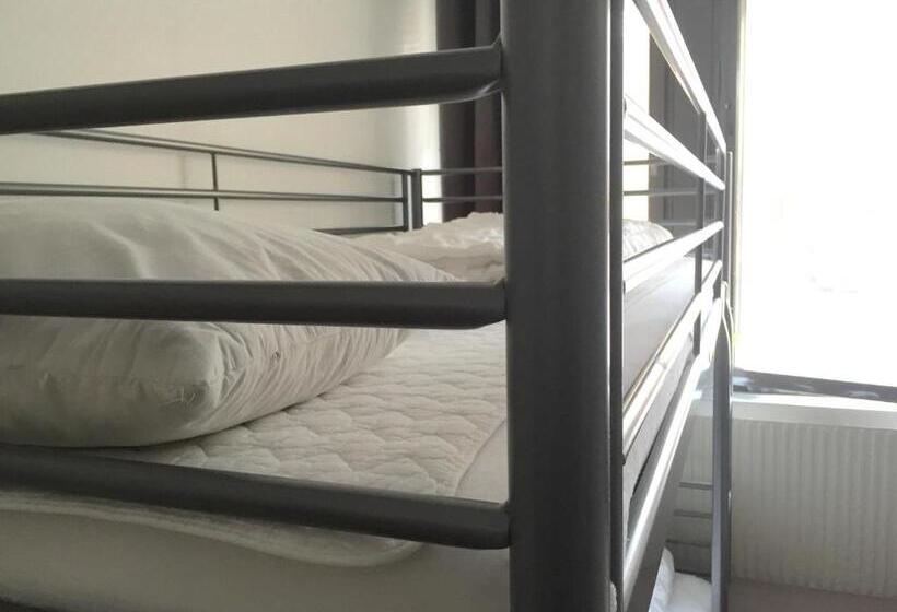 اتاق استاندارد سه تخته با سرویس بهداشتی مشترک, Linne Hostel