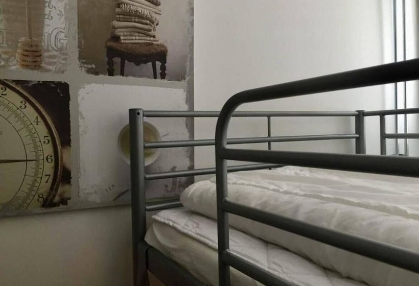 اتاق استاندارد سه تخته با سرویس بهداشتی مشترک, Linne Hostel