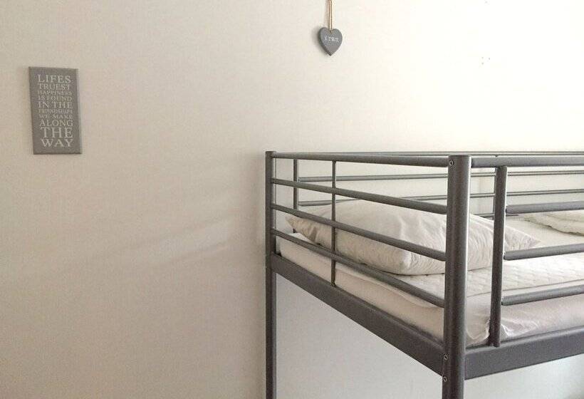 اتاق استاندارد چهارنفره با سرویس بهداشتی مشترک, Linne Hostel