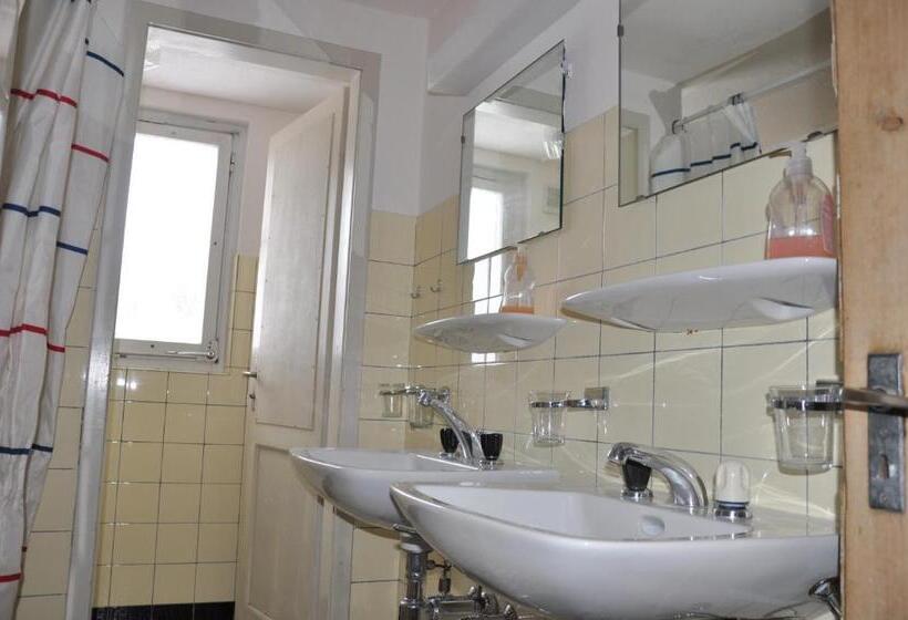 اتاق استاندارد چهارنفره با سرویس بهداشتی مشترک, Chalet Speciale   Hostel