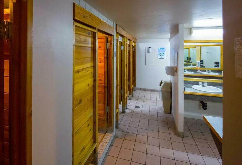 Кровать в Многоместном Номере с Общей Ванной, Hi Banff Alpine Centre   Hostel