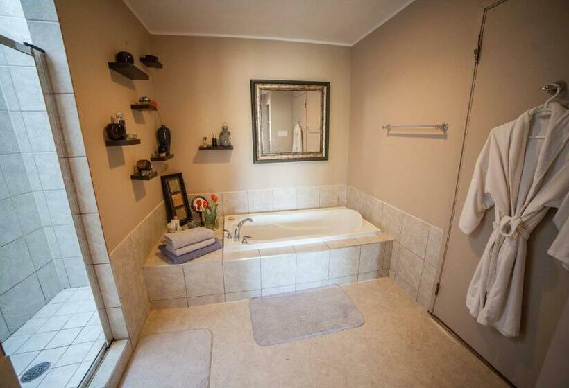 Deluxe Suite King Bed, Tall Trees Bed & Breakfast