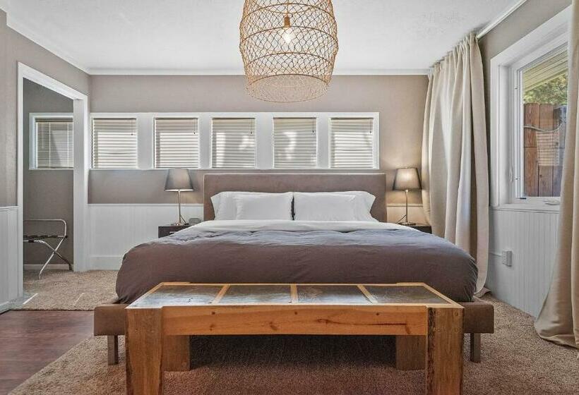 스위트 킹사이즈 침대, Black Forest Inn Bed & Breakfast