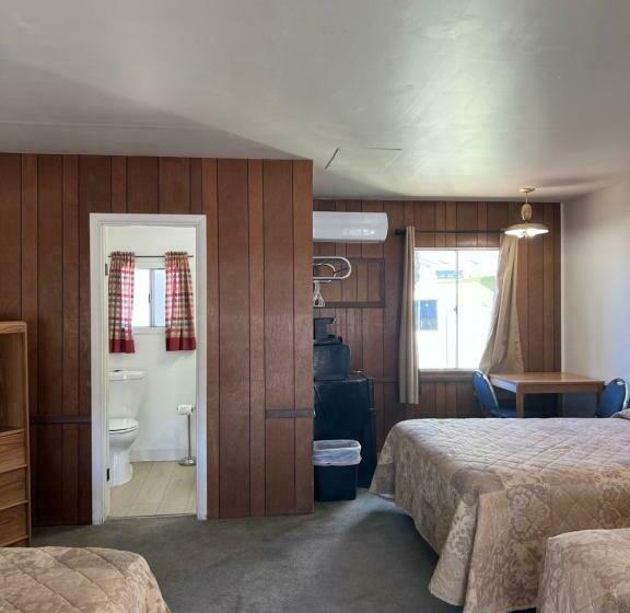 غرفة قياسية ثلاثية, El Portal Motel