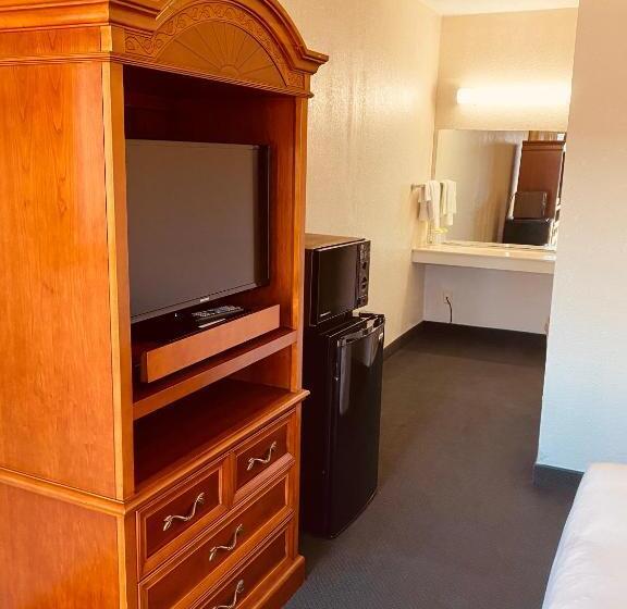 غرفة قياسية سرير كينج لذوى الإحتياجات الخاصة, Traveler's Place Inn & Suites