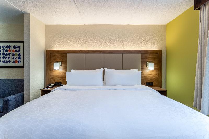 스위트 킹사이즈 침대, Holiday Inn Express & Suites Cedar Falls   Waterloo, An Ihg