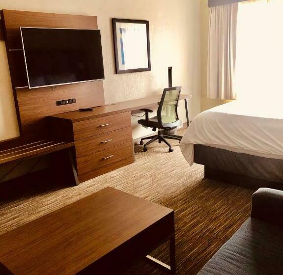 스위트 킹사이즈 침대, Holiday Inn Express & Suites Cedar Falls   Waterloo, An Ihg