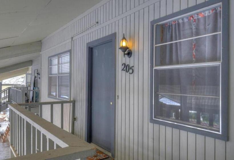 Апартаменты 3 Спальни, Sundowner Stay On Lake Lbj!