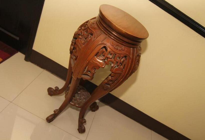 이코노미 룸, Honey Hunt House
