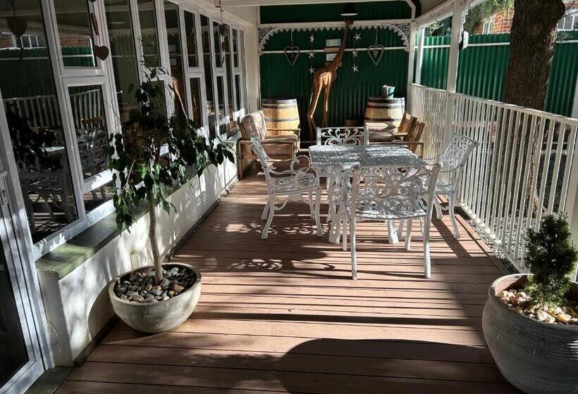اتاق استاندارد سه نفره, The Solomon Guest House