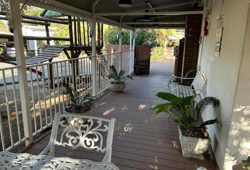 Студия Стандарт, The Solomon Guest House