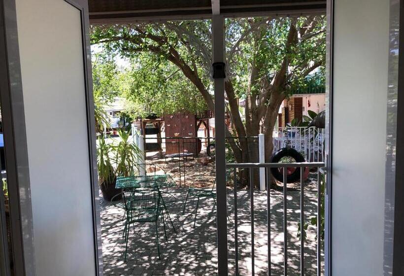 اتاق استاندارد چهار تخته, The Solomon Guest House