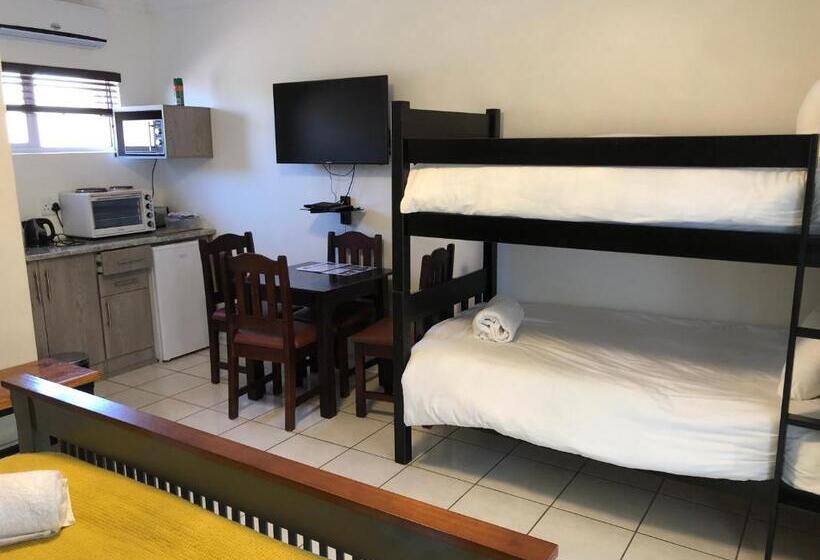 اتاق استاندارد چهار تخته, The Solomon Guest House