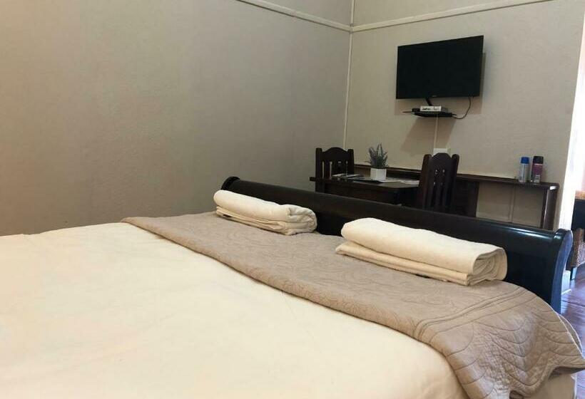 اتاق استاندارد سه نفره, The Solomon Guest House