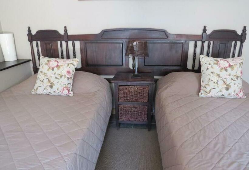 Quarto Estandar, The Village In Hatfield
