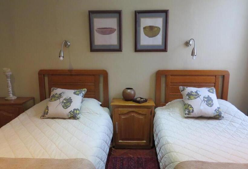Quarto Estandar, The Village In Hatfield