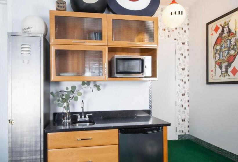 이그제큐티브 스위트 킹침대, Retro Suites