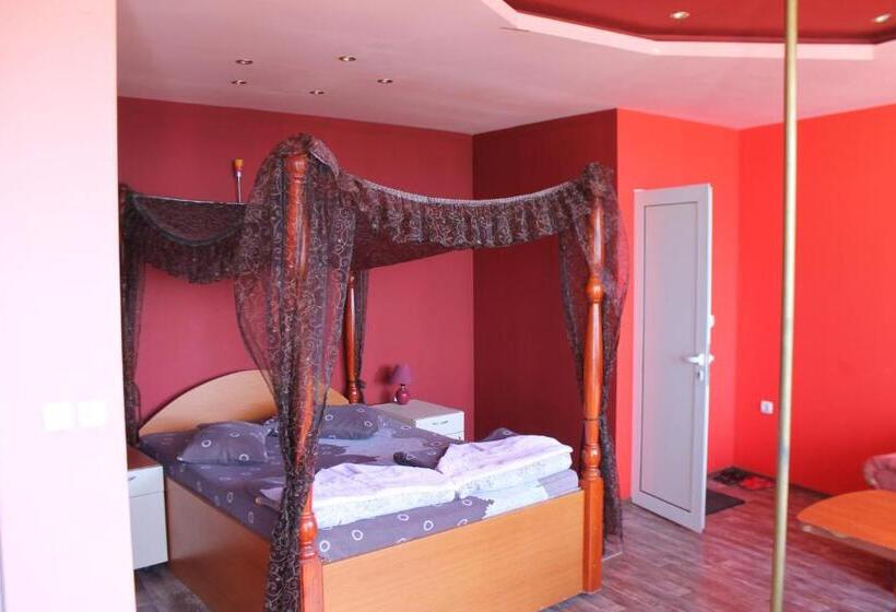 اتاق لوکس با بالکن, Family Hotel Ludo