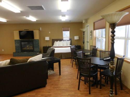 סטודיו אקזקיוטיב, Cowlitz River Lodge