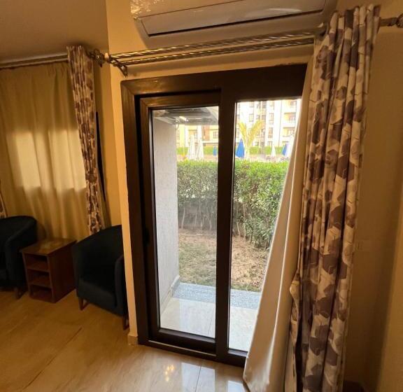 اتاق استاندارد با چشم‌انداز استخر, Grand Hills Village
