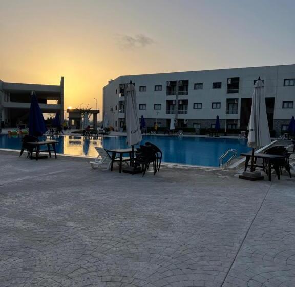 آپارتمان 1 خوابه با چشم‌انداز استخر, Grand Hills Village