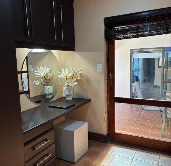 Семейный Номер Вид на Сад, Accommodation Bedfordview   Hethersett Guesthouse