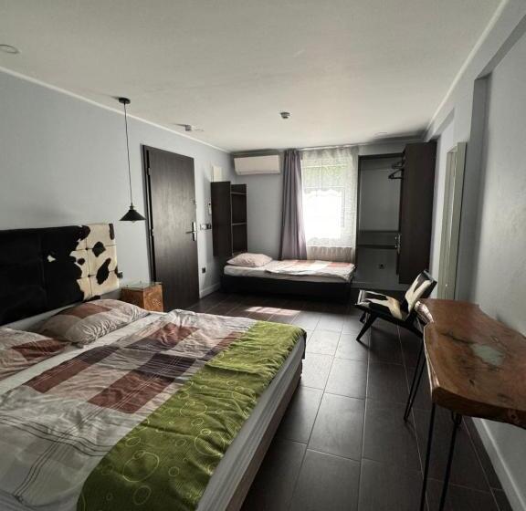 Quarto Triplo Deluxe, The One Apartments