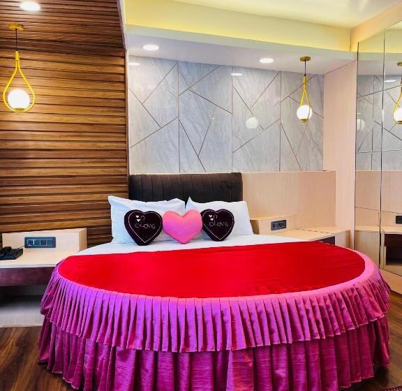 디럭스 룸 킹사이즈 침대, Grg Luxury Broadway Boutique Hotel At Prime Location Mall Road Darjelling Near Mahakaal Temple