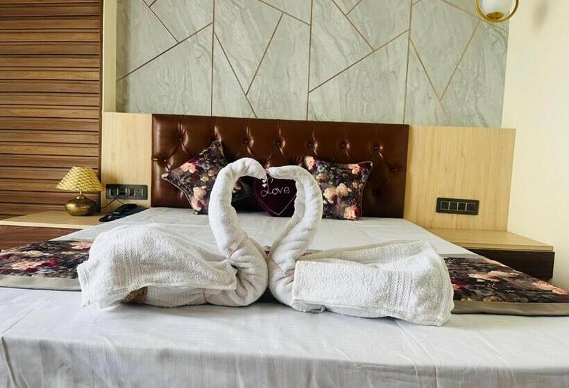 디럭스 룸 킹사이즈 침대, Grg Luxury Broadway Boutique Hotel At Prime Location Mall Road Darjelling Near Mahakaal Temple