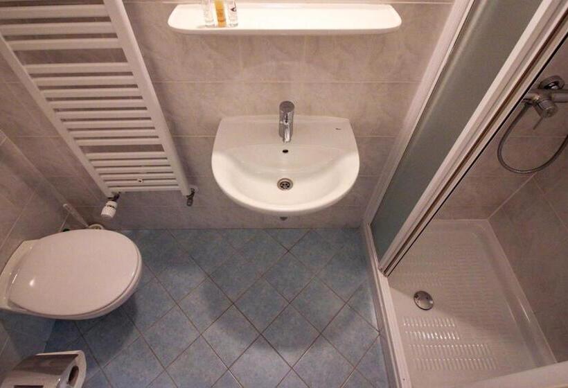 اتاق استاندارد سه نفره, Dijaški Dom Bežigrad Ljubljana Hostel