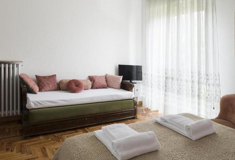 Стандартный внешний трехместный номер с ванной комнатой, Rooms Villa Bergamo Airport