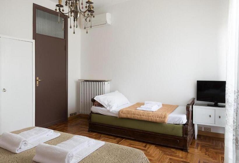 Стандартный внешний трехместный номер с ванной комнатой, Rooms Villa Bergamo Airport