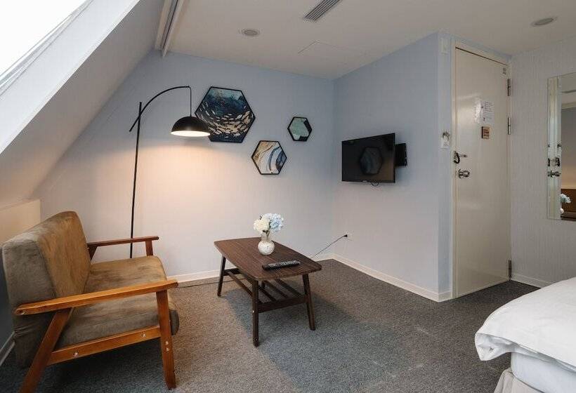 اتاق لوکس, Attic