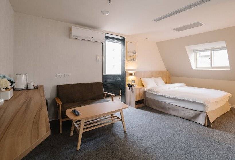 اتاق لوکس, Attic