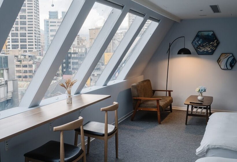 اتاق لوکس, Attic