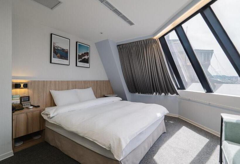 اتاق لوکس, Attic