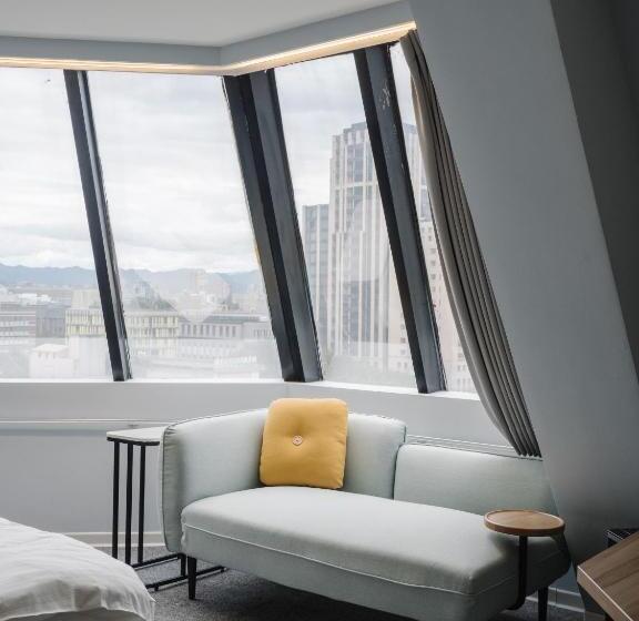 اتاق لوکس, Attic