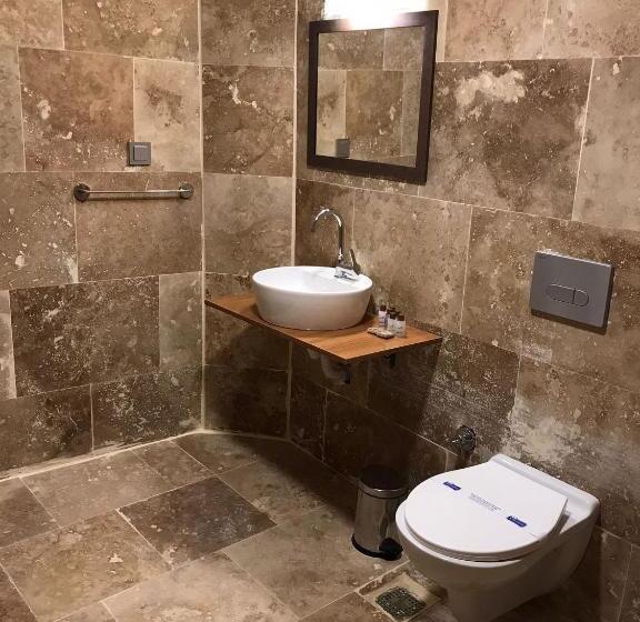 Quarto Estandar, Hydros Cave Suit