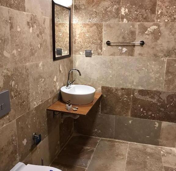 Quarto Estandar, Hydros Cave Suit