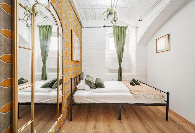 اتاق استاندارد یک تخته با سرویس بهداشتی مشترک, Green Apartments