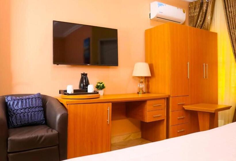 اتاق لوکس با بالکن, Madaki Executives Suites