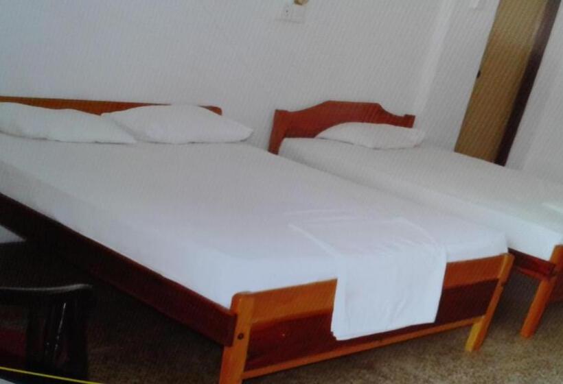 Четырехместный Номер Стандарт, Gnaanams Hotel And Restaurant