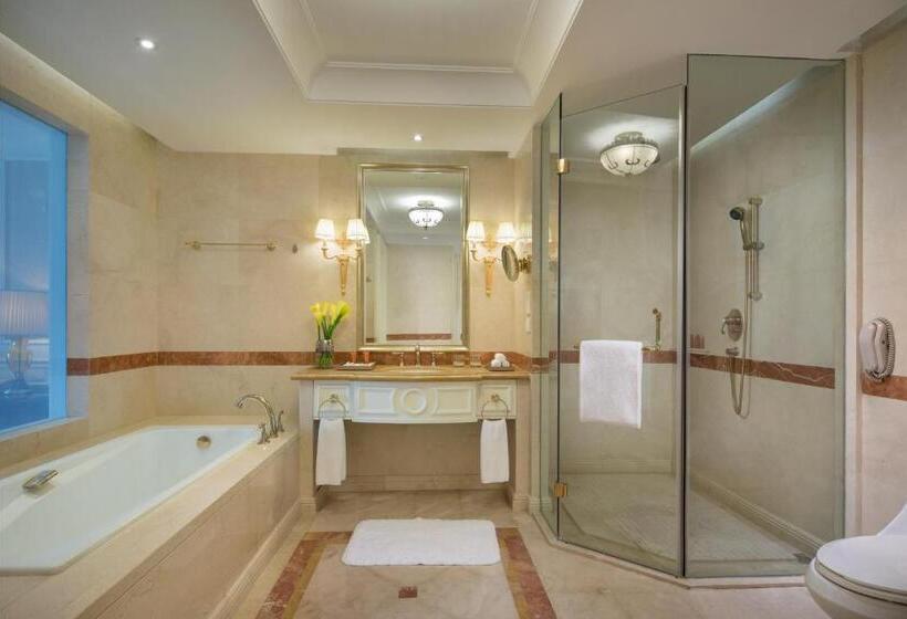 Номер Клуб Кровать Кинг, Crowne Plaza Ocean Spring Resort, An Ihg