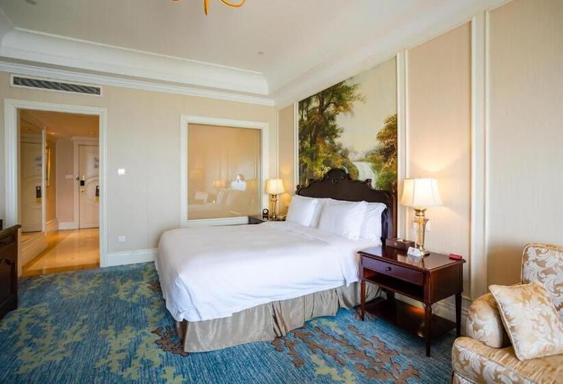 Номер Клуб Кровать Кинг, Crowne Plaza Ocean Spring Resort, An Ihg
