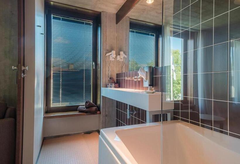 سوییت جونیور, Johan Spa