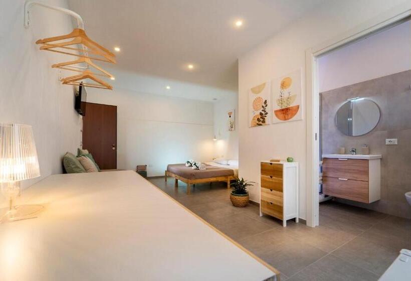 غرفة قياسية ثلاثية مزودة بشرفة, Mamerì Central Rooms