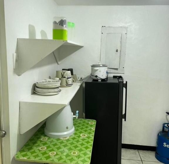 침실 3개 아파트, Flora S Place In Winland Towers Condominium