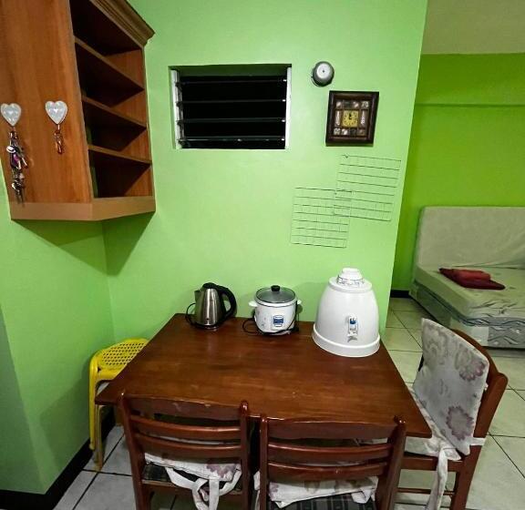 패밀리 룸, Flora S Place In Winland Towers Condominium